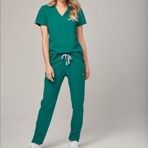 FIGS SCRUBS // hunter green technical scrubs